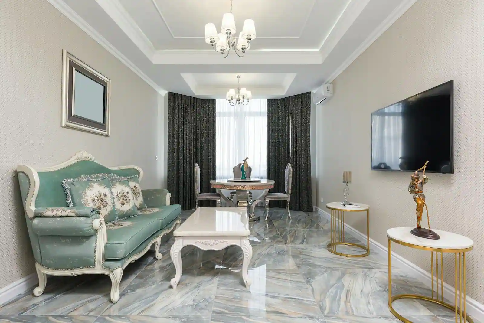 Salon rectangulaire allongé avec canapé en travers, tapis transversal et mur du fond traité
