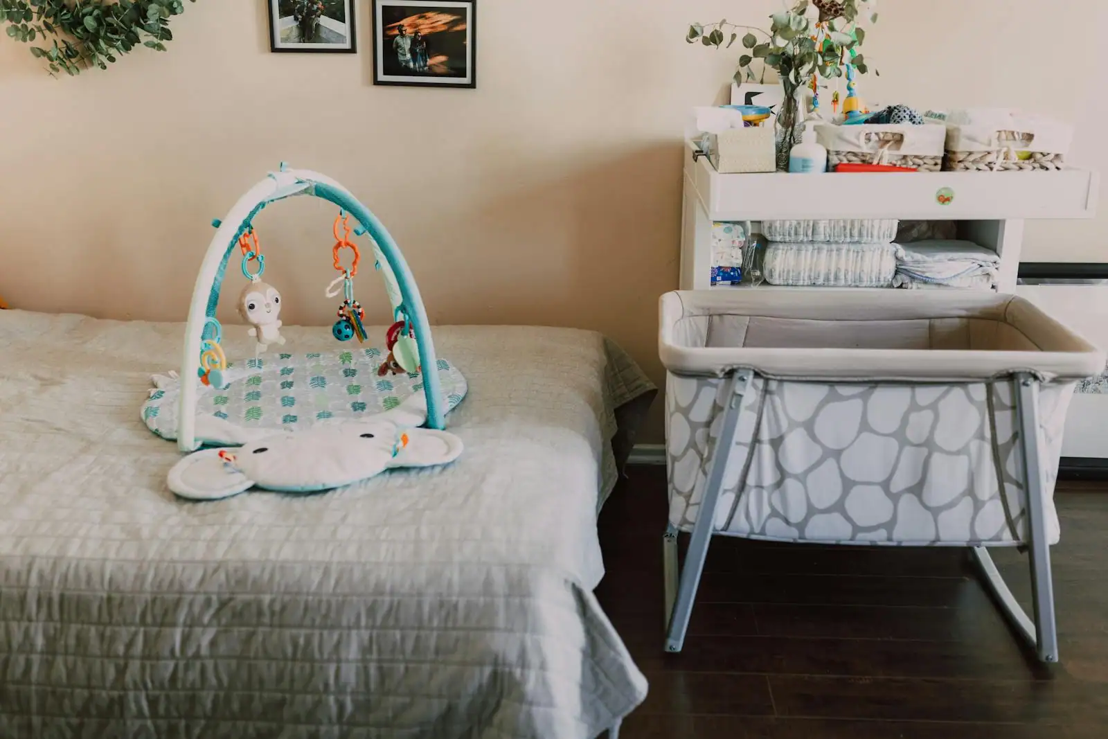 Chambre bébé claire avec lit à barreaux, commode plan à langer et étagère murale, ambiance épurée naturelle