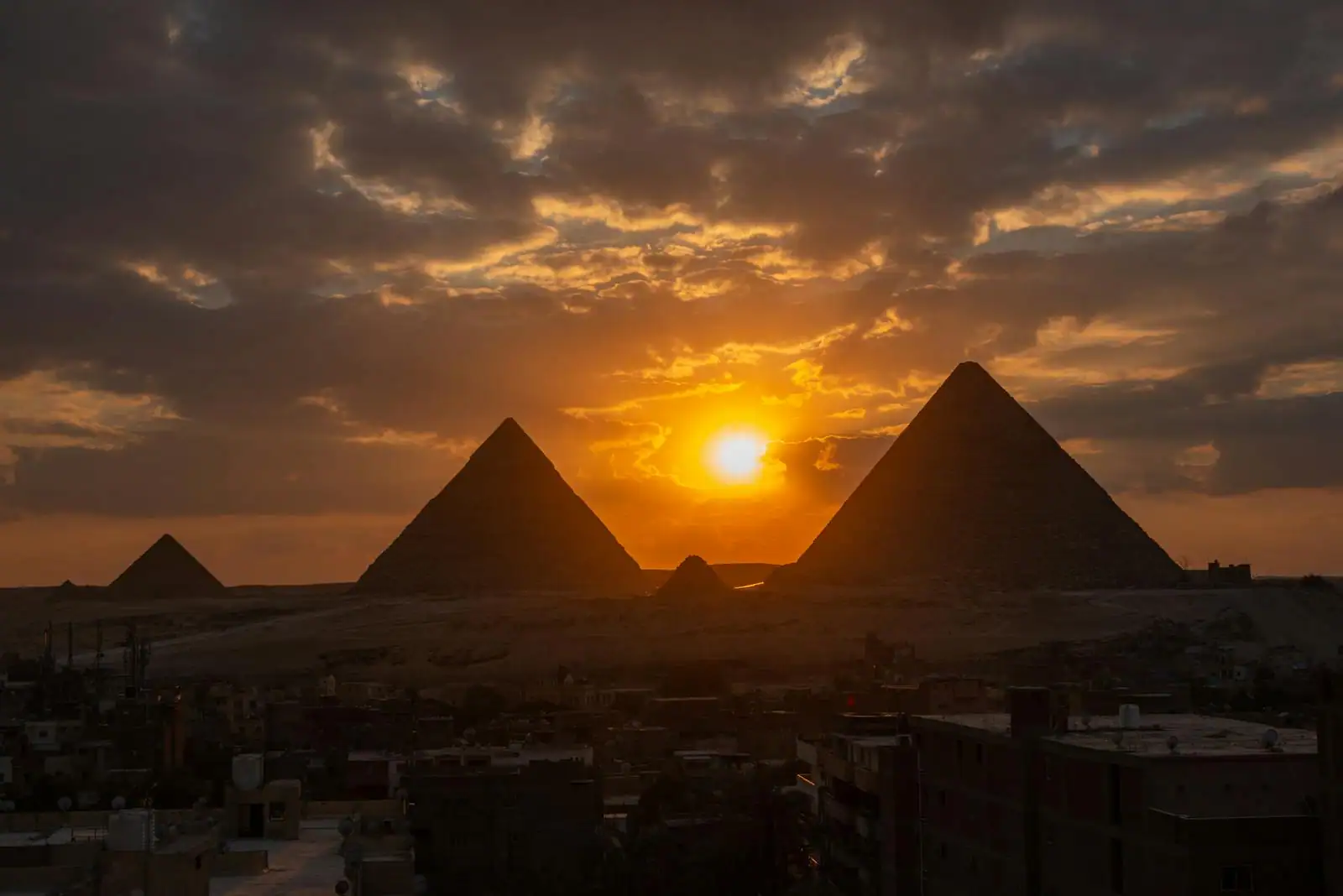 Vue du plateau de Gizeh avec les trois pyramides sous un ciel dégagé