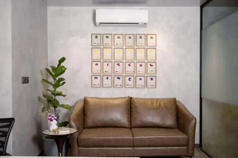 Décoration salon mur : 5 approches concrètes et les proportions qui marchent