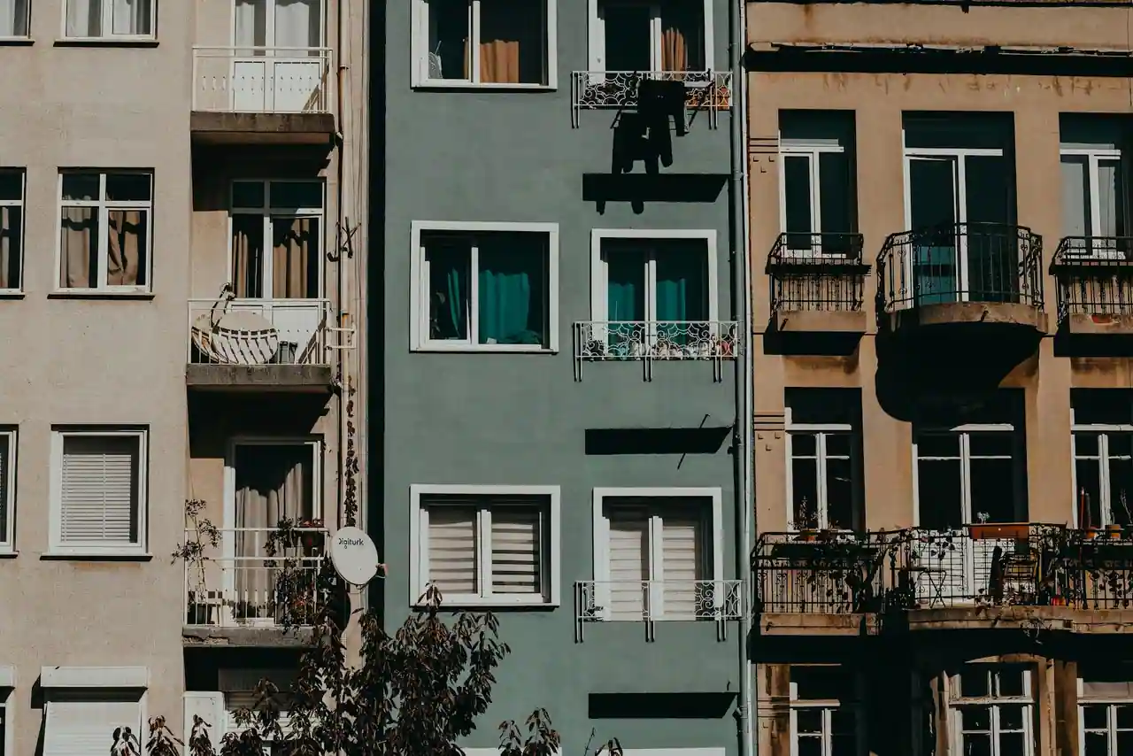 Vue panoramique d'un quartier résidentiel français avec immeubles et balcons en début de soirée
