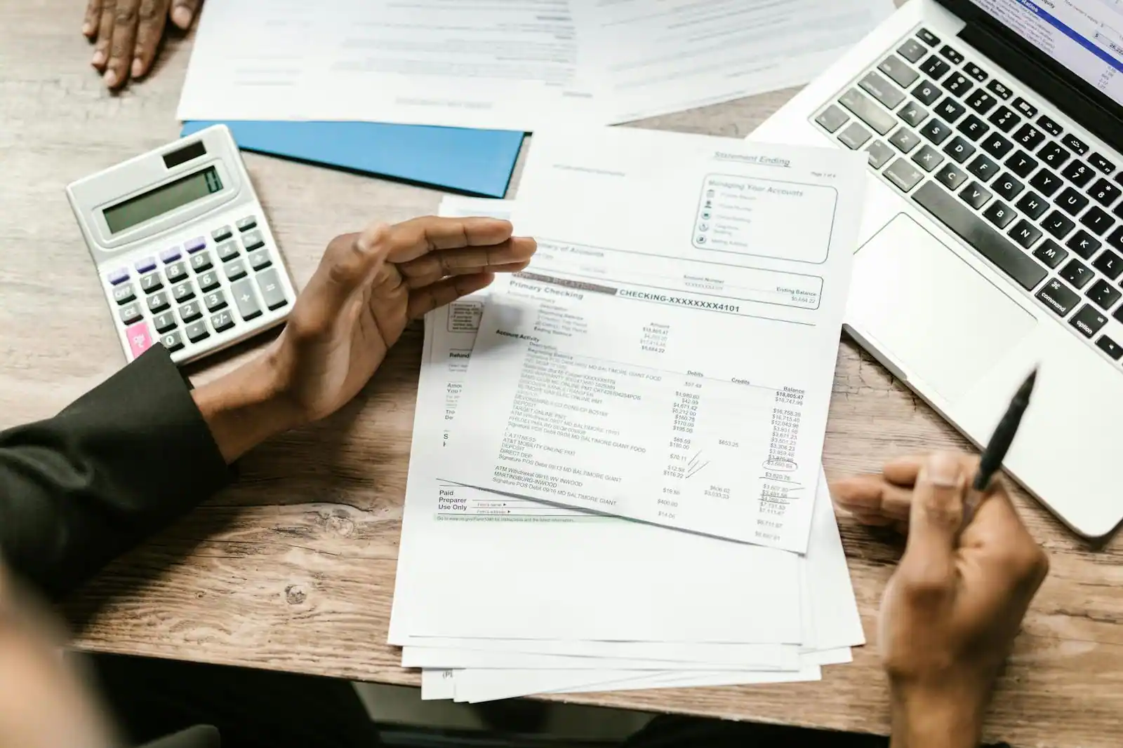 Documents financiers et calculatrice sur bureau, étude d'un investissement immobilier locatif