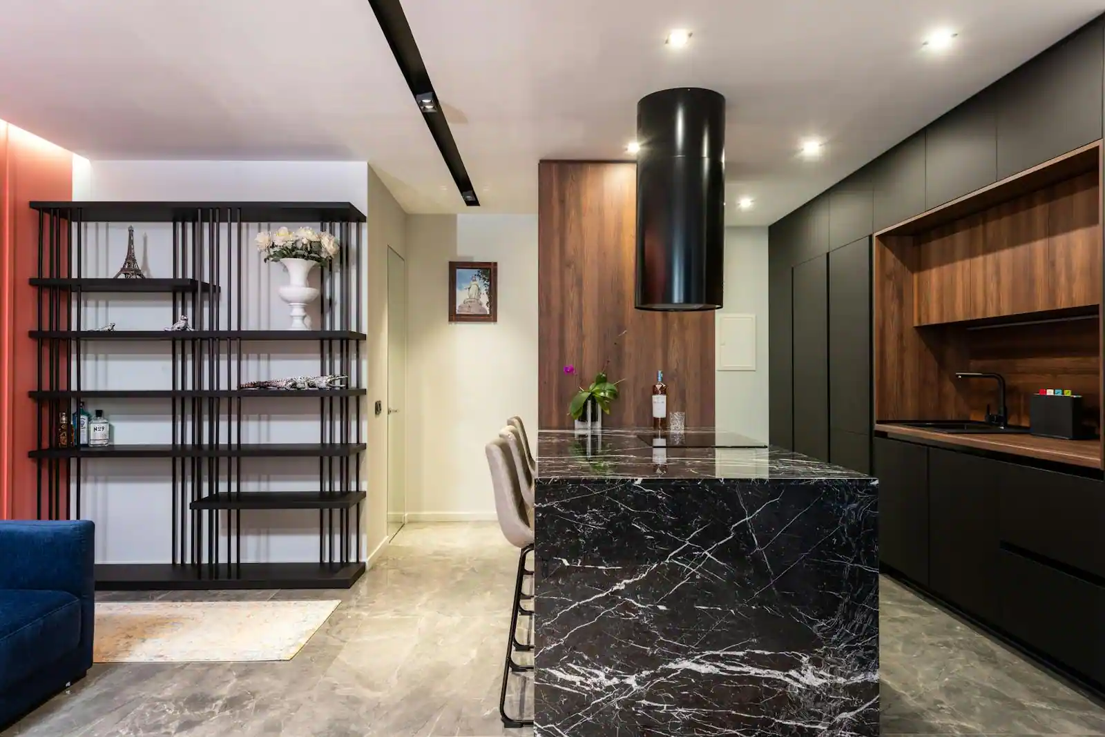 Cuisine moderne avec façades en bois clair sur caissons blancs dans un intérieur lumineux
