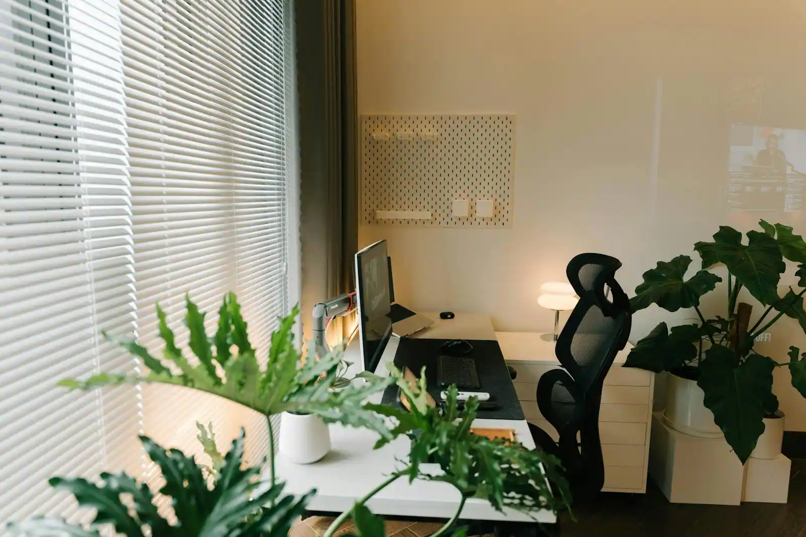 Bureau de travail ergonomique avec fauteuil confortable dans un espace lumineux