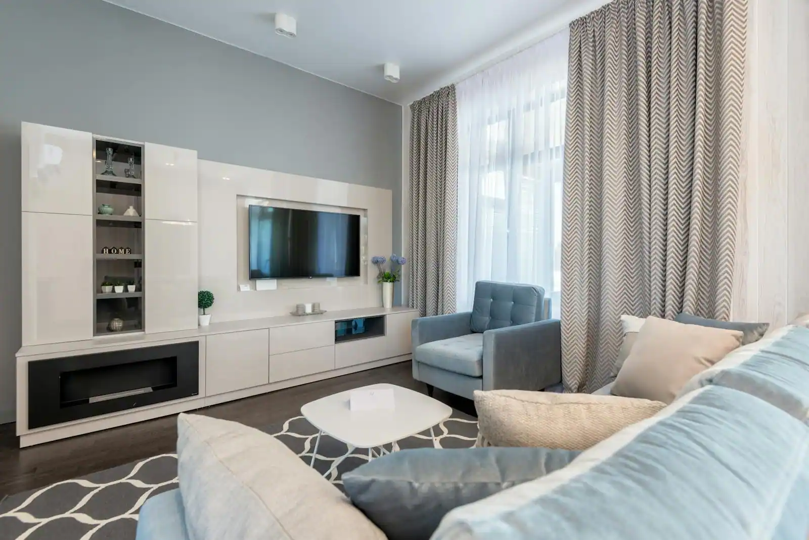 Intérieur lumineux avec mobilier en bois clair et textiles naturels