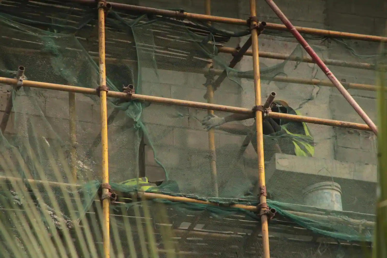 Chantier de rénovation intérieure d'une maison avec artisans au travail