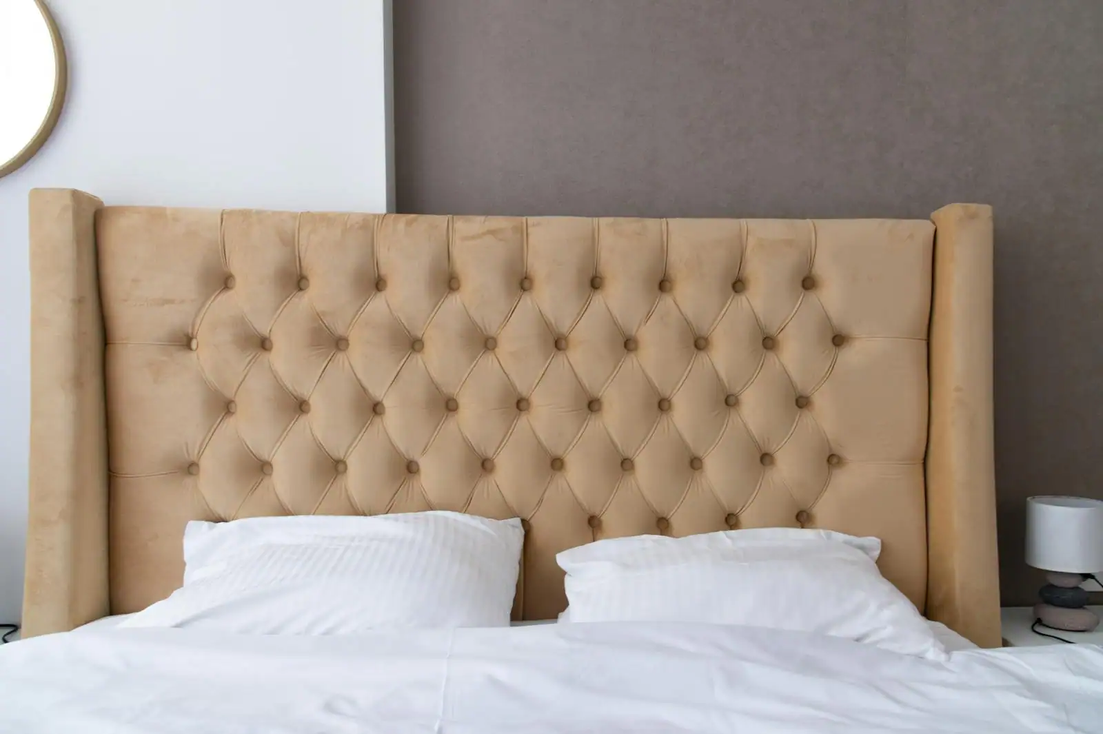 Chambre lumineuse avec tête de lit en bois clair de 180 cm et linge de lit en lin naturel