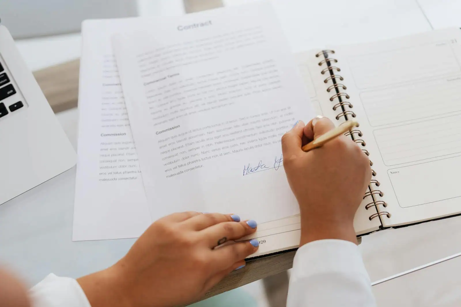 Signature d'un acte de vente immobilière chez le notaire