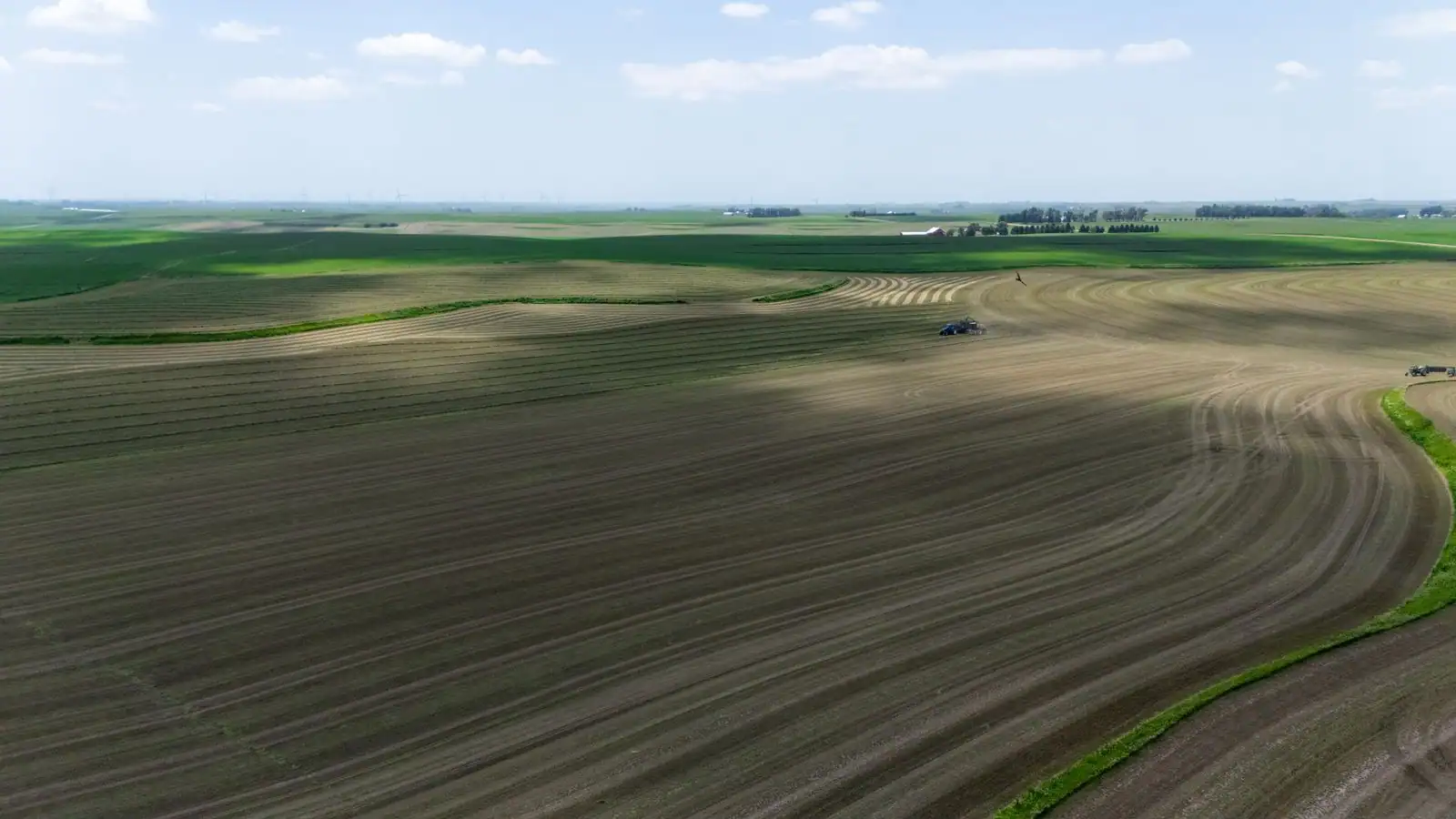 Champs cultivés et paysage agricole de campagne, illustrant le monde agricole et rural.