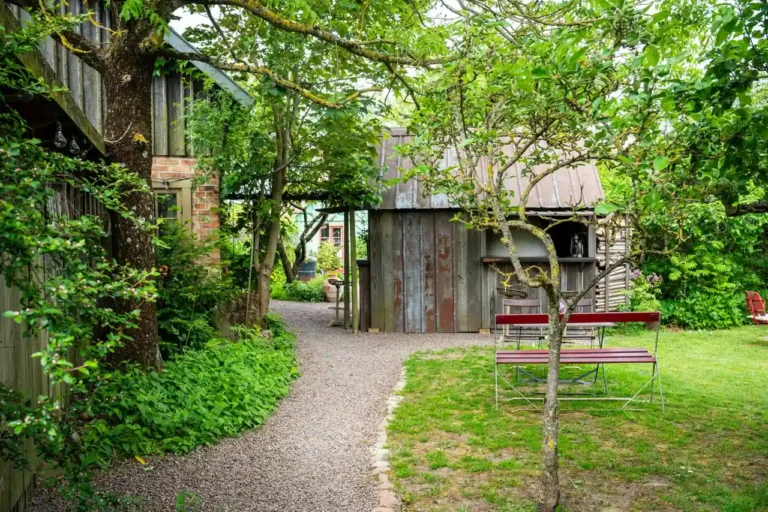 Construction d&rsquo;un abri de jardin : le guide complet