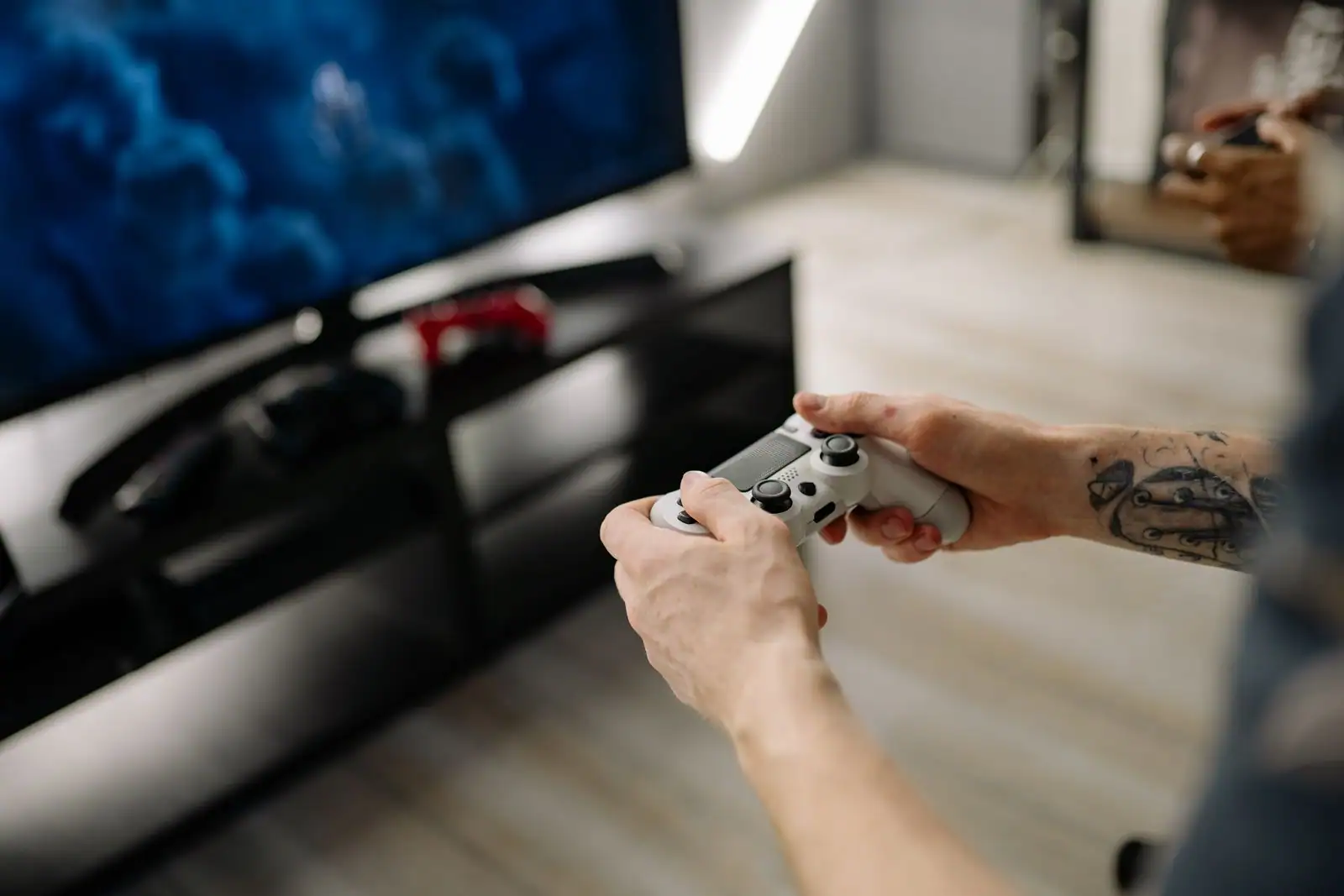 Joueur devant un écran, manette en main, illustrant une session de jeu vidéo comme Minecraft.