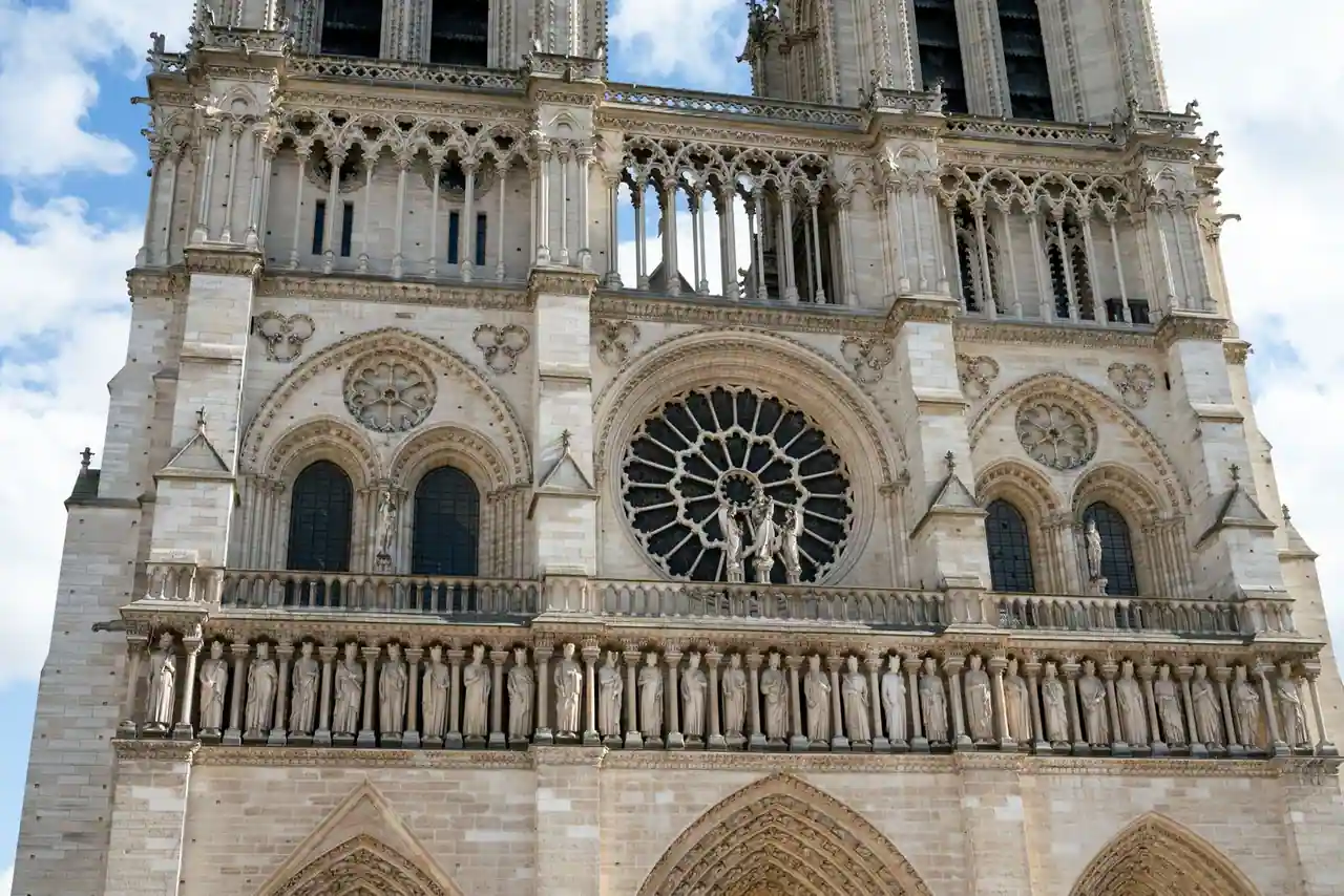 Façade gothique de la cathédrale Notre-Dame de Paris, avec ses deux tours et sa grande rosace