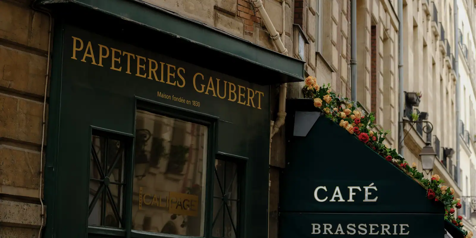 Devanture d'une papeterie et d'un café-brasserie de quartier, exemple de fonds de commerce.