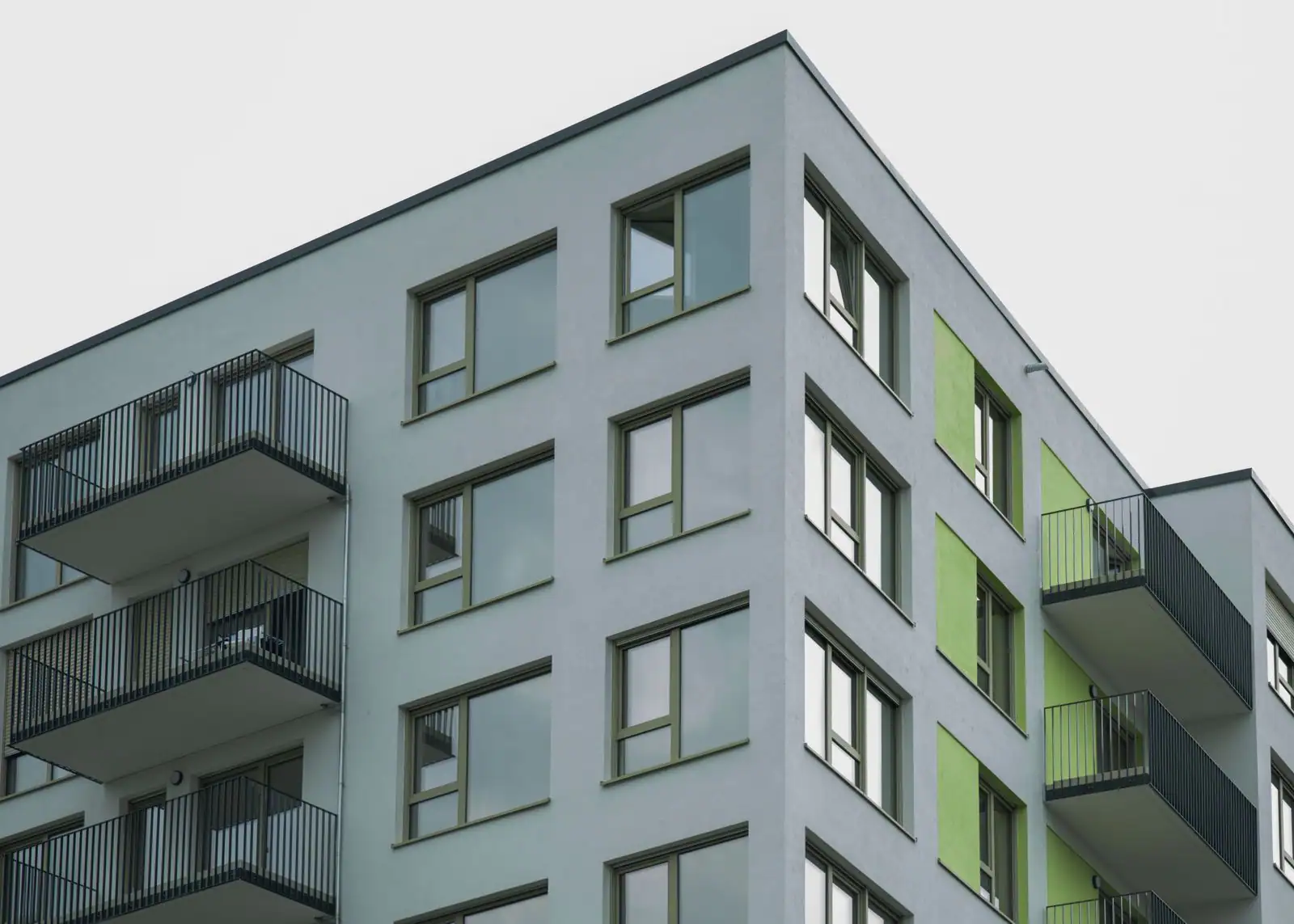 Immeuble d'habitation neuf avec balcons, illustrant un logement destiné à la location en Pinel.