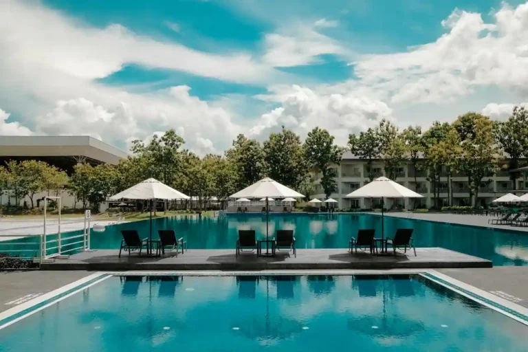 Piscine extérieure autour de moi : où nager et comment la trouver
