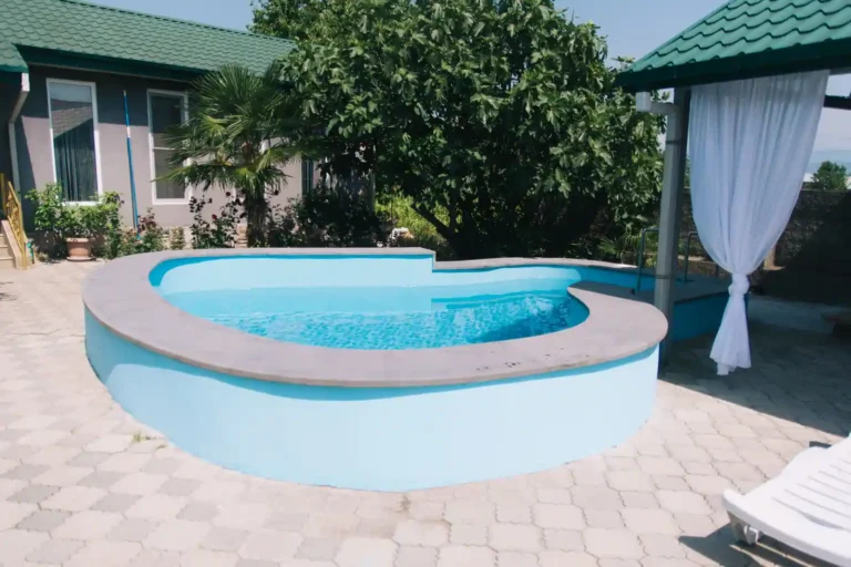 Piscine extérieure à Paris : est-ce possible, et à quelles conditions ?