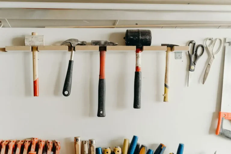 Bricolage à proximité : où acheter et qui appeler près de chez soi