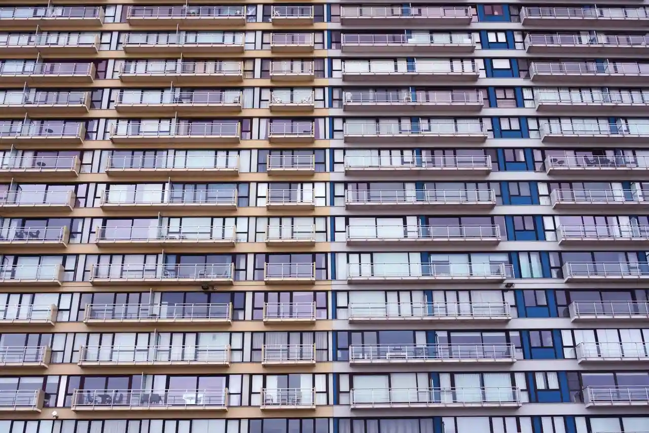 Façade d'un immeuble résidentiel moderne aux balcons alignés, évoquant l'investissement locatif.
