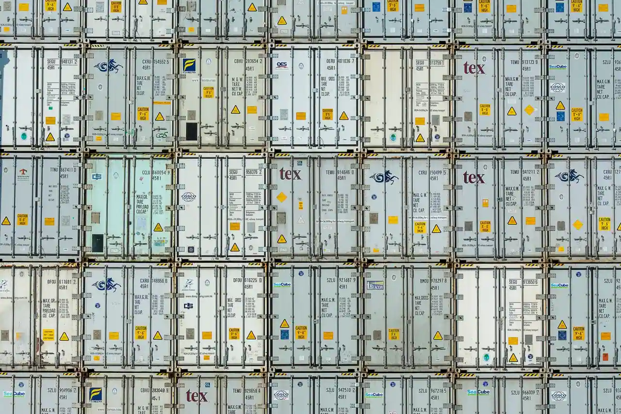Mur de conteneurs de stockage empilés en rangées serrées, image d'illustration pour une quête d'extraction