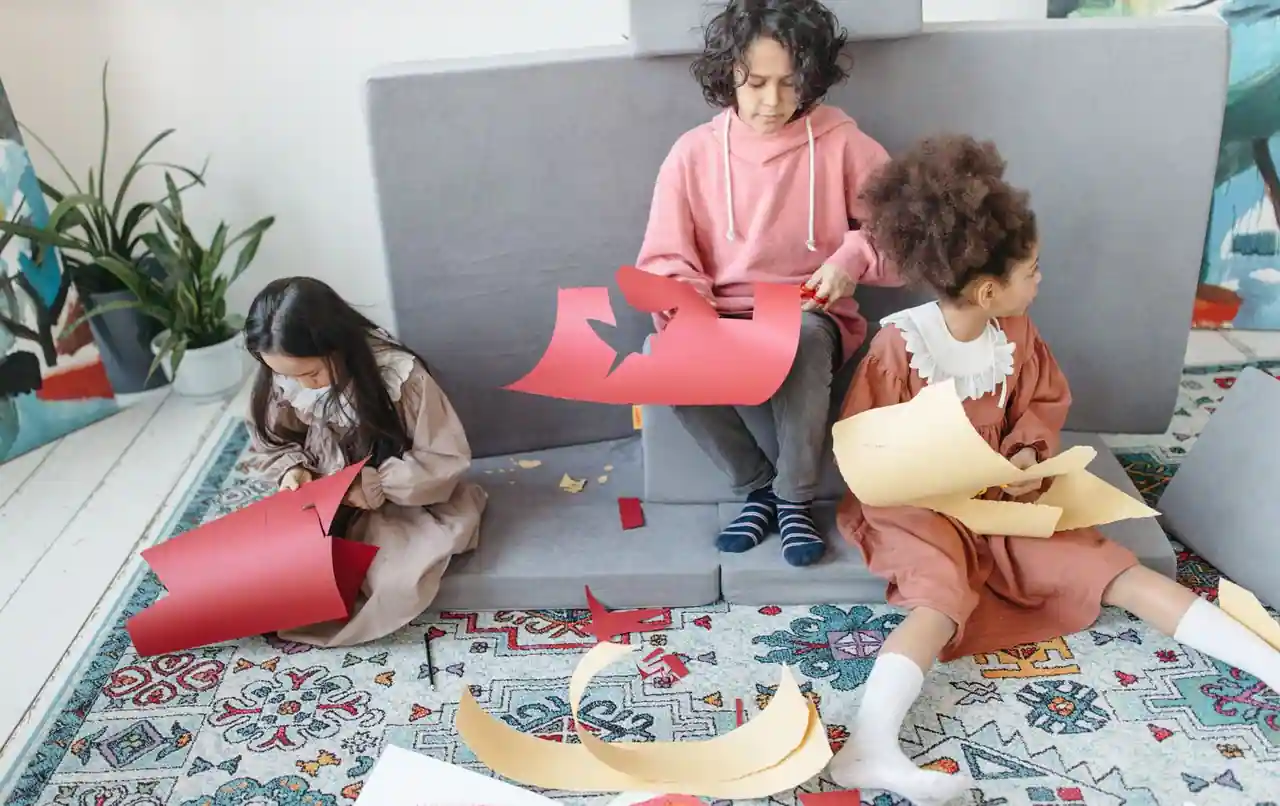 Bricolages de Noël faits maison à partir de rouleaux de carton peints et décorés, activité manuelle enfant