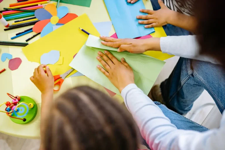Bricolage en papier facile : gestes de base et 5 idées pas à pas