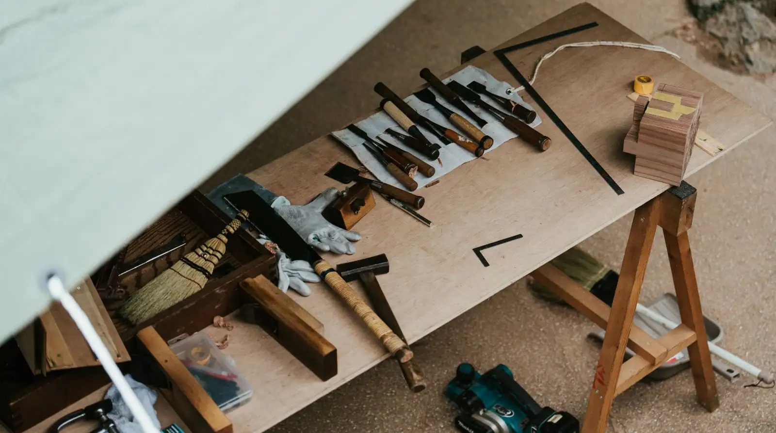 Établi en bois couvert d'outils à main variés, illustrant les petits travaux de bricolage à la maison.