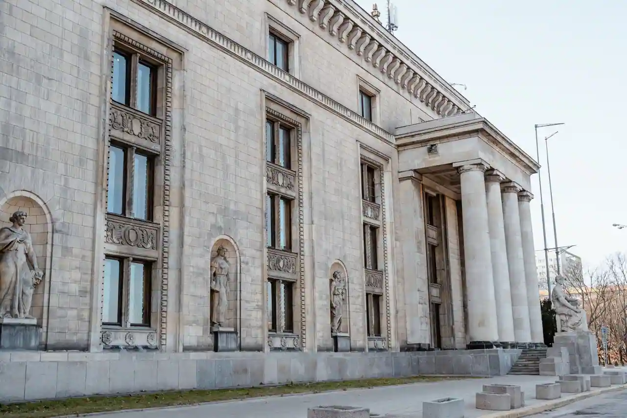 Façade en pierre d'un bâtiment institutionnel public, évoquant une chambre consulaire au service des entreprises.