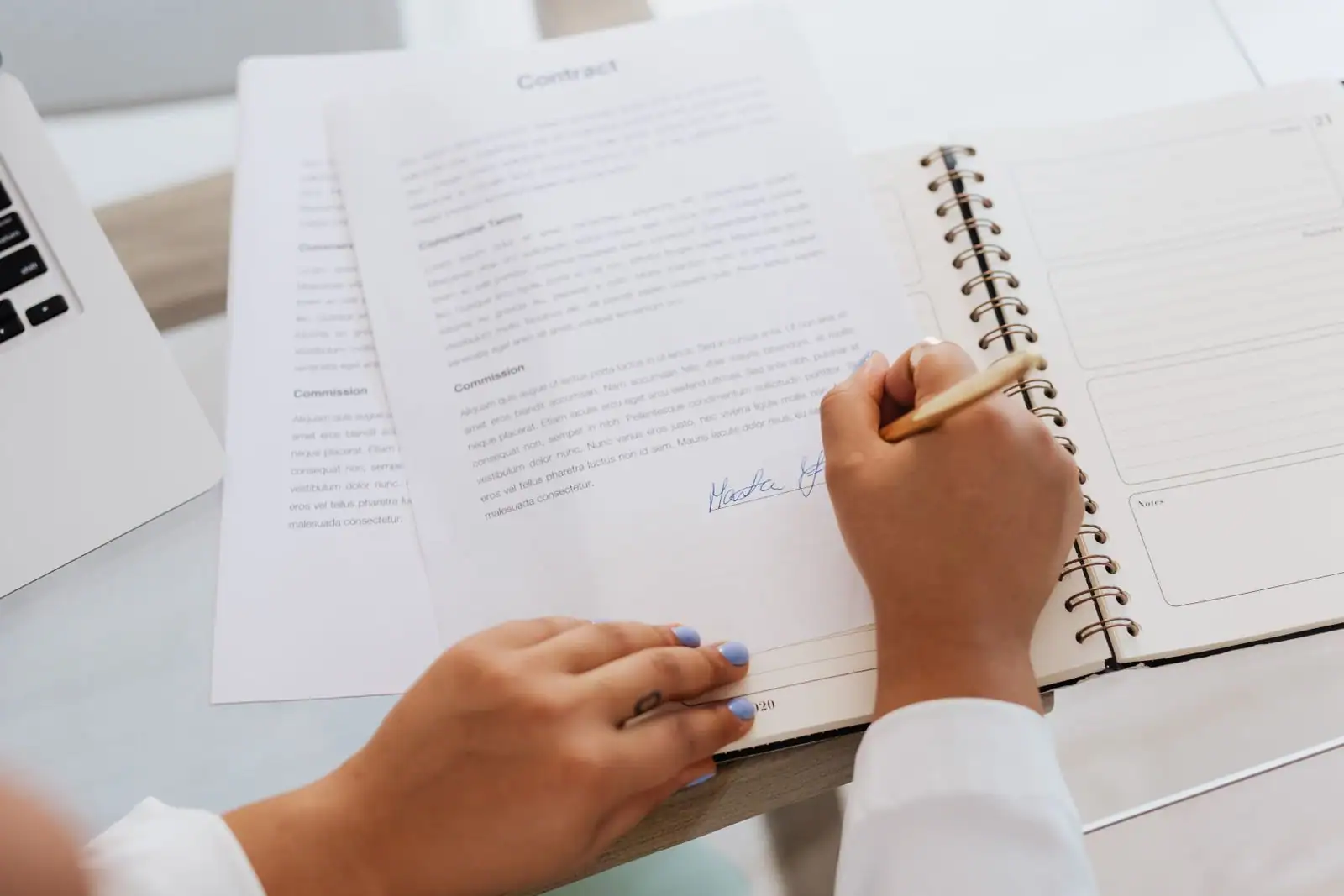 Documents officiels et stylo posés sur le bureau d'un office notarial