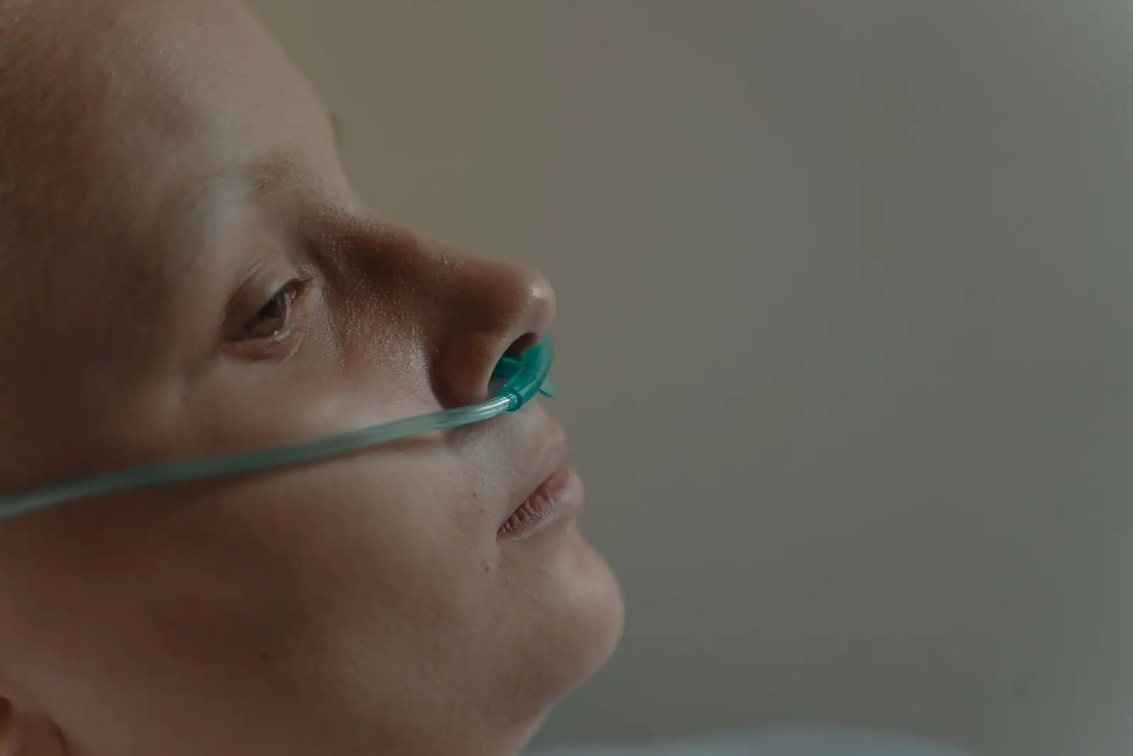 Patient recevant de l'oxygène par des lunettes nasales en milieu médical, image illustrative.