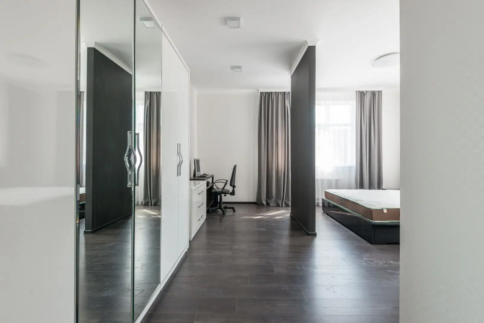 Chambre individuelle meublée et lumineuse avec lit simple et bureau