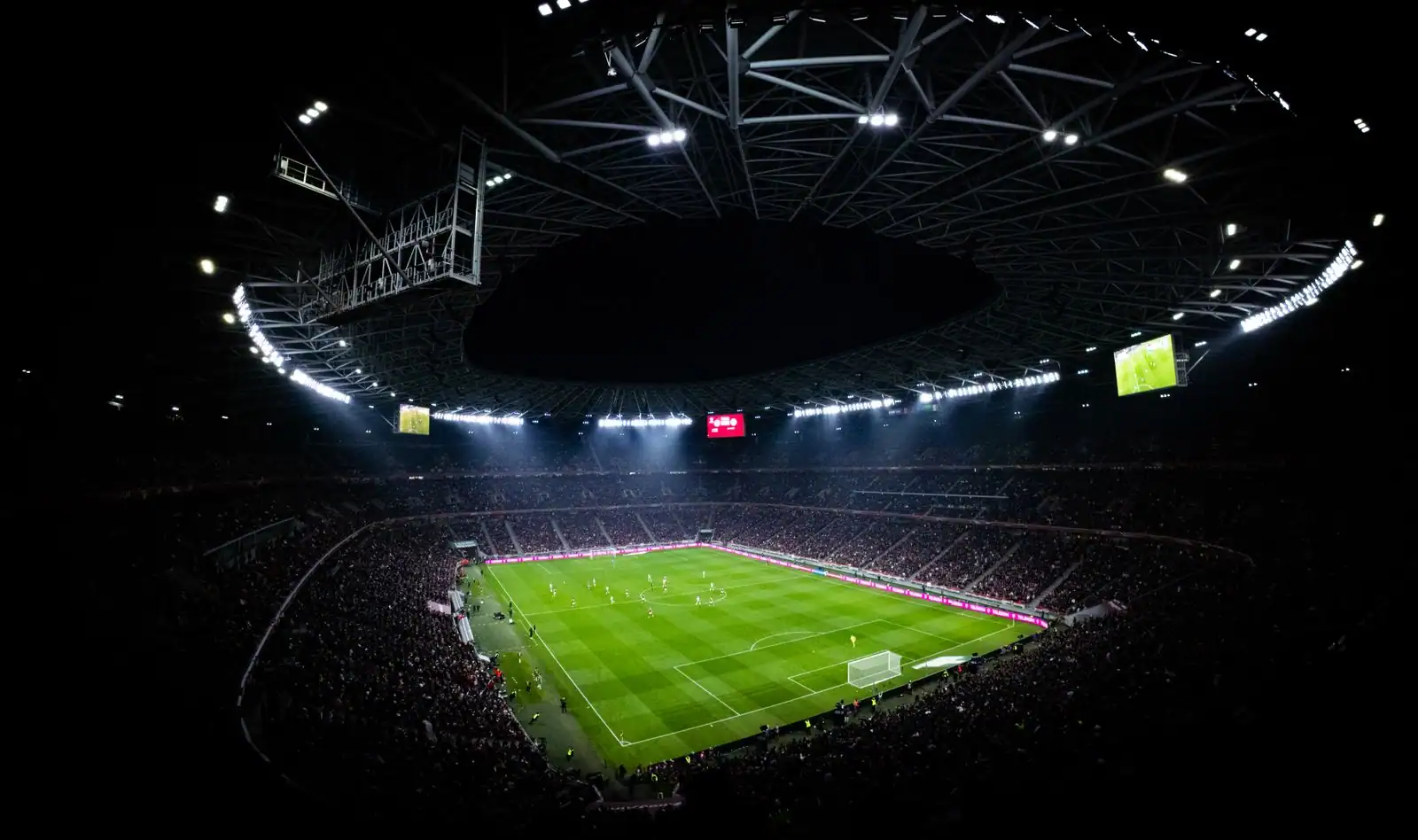 Le Parc des Princes, stade parisien, vu depuis les tribunes un soir de match