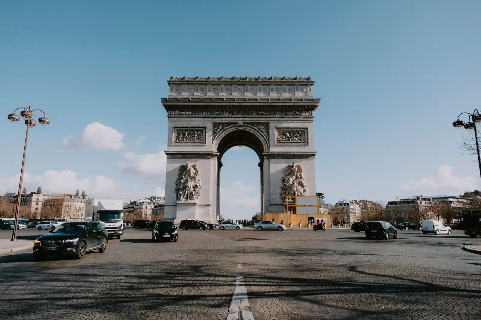 L'Arc de Triomphe de l'Étoile vu depuis les Champs-Élysées à Paris