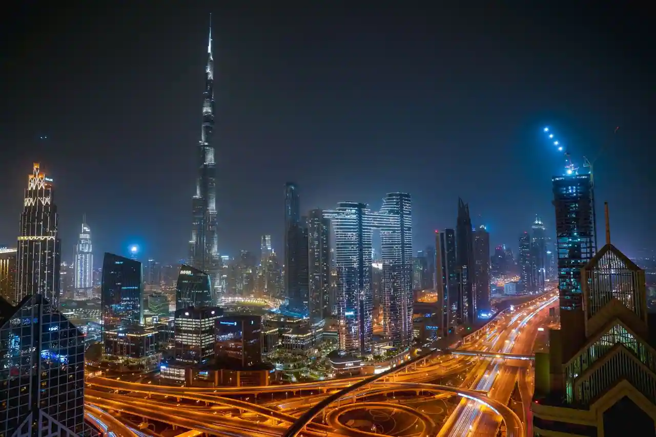 La tour Burj Khalifa dominant la ligne d'horizon de Dubaï