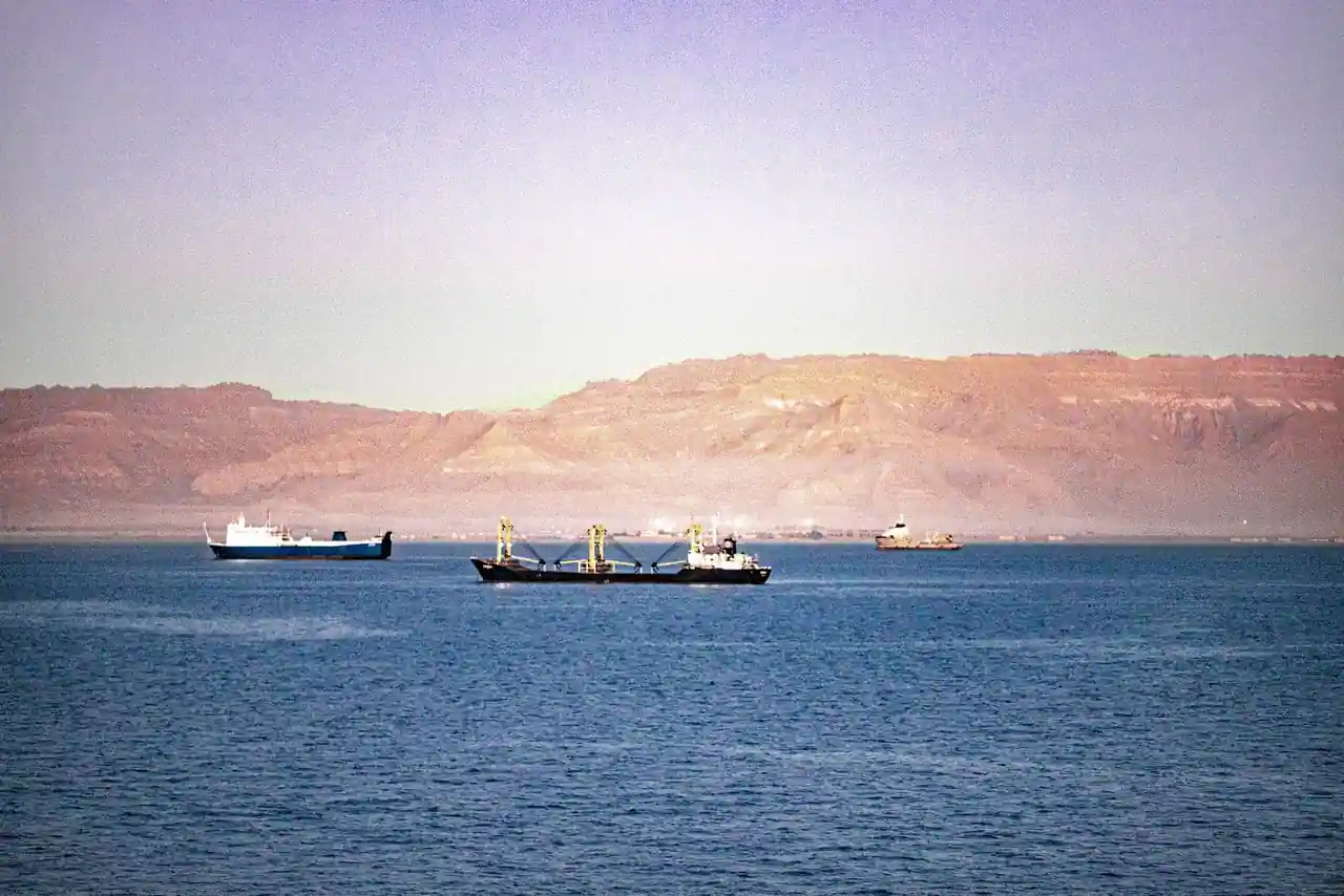 Cargo traversant le canal de Suez, entre les rives de sable du désert égyptien