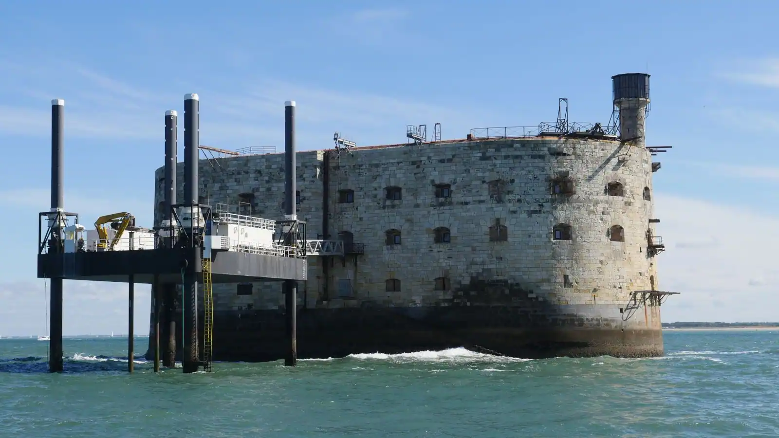 Le Fort Boyard, fort de pierre ovale dressé en pleine mer entre les îles d'Aix et d'Oléron