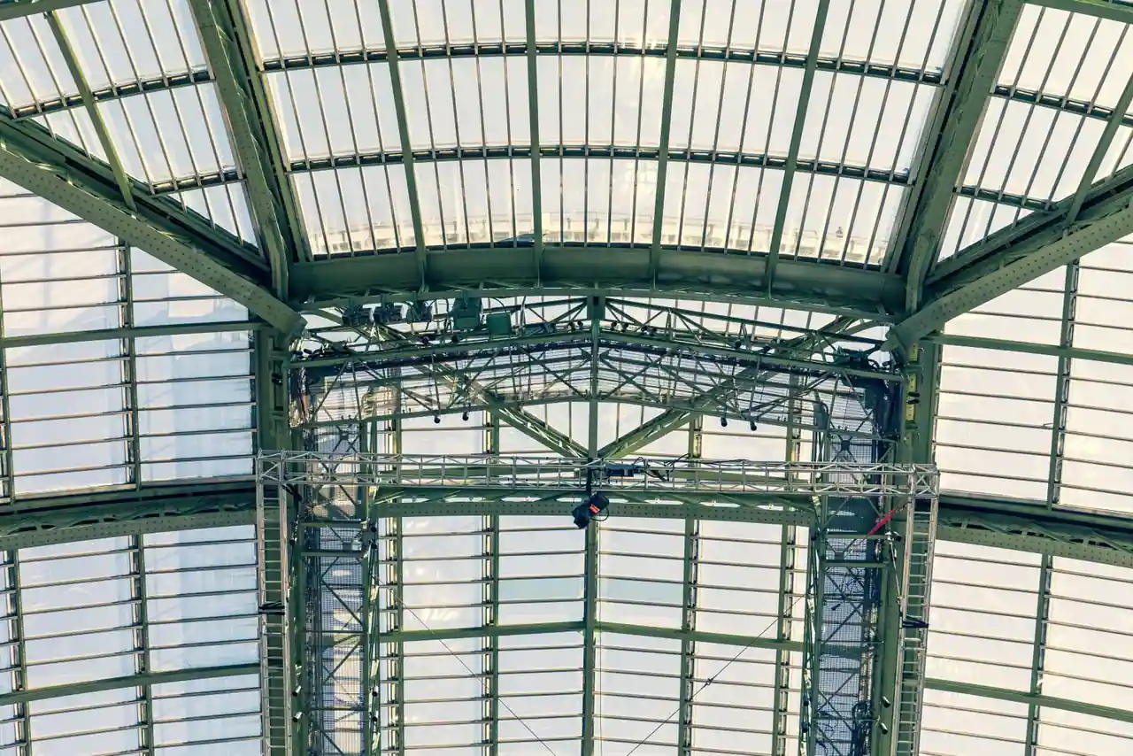 La grande verrière et la charpente métallique en fer du Grand Palais de Paris, vue de l'intérieur.