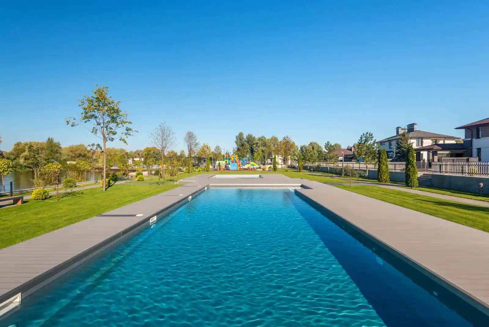 Piscine extérieure à l'eau claire dans un jardin résidentiel entretenu