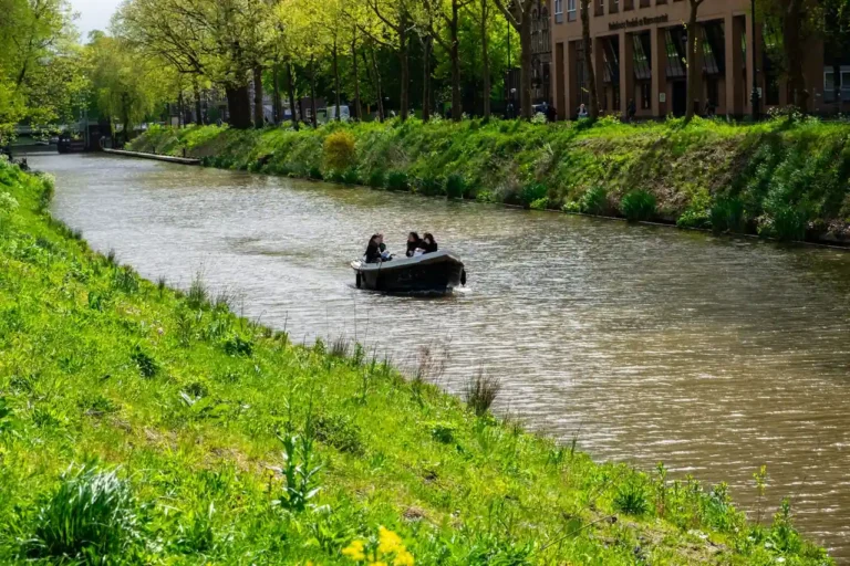Louer un bateau sans permis à Paris : où, comment et pour quel budget