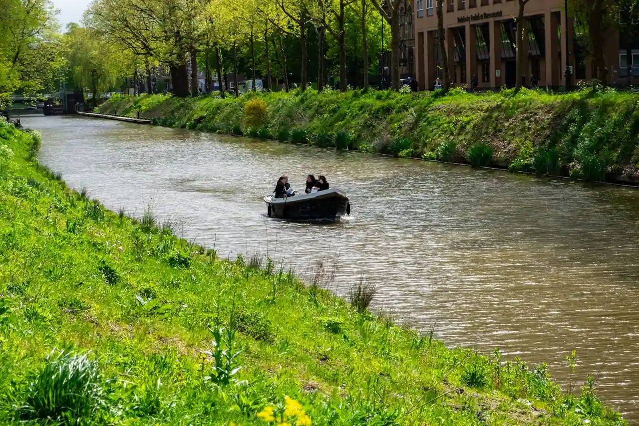 Petit bateau électrique de location naviguant sur un bassin urbain à Paris