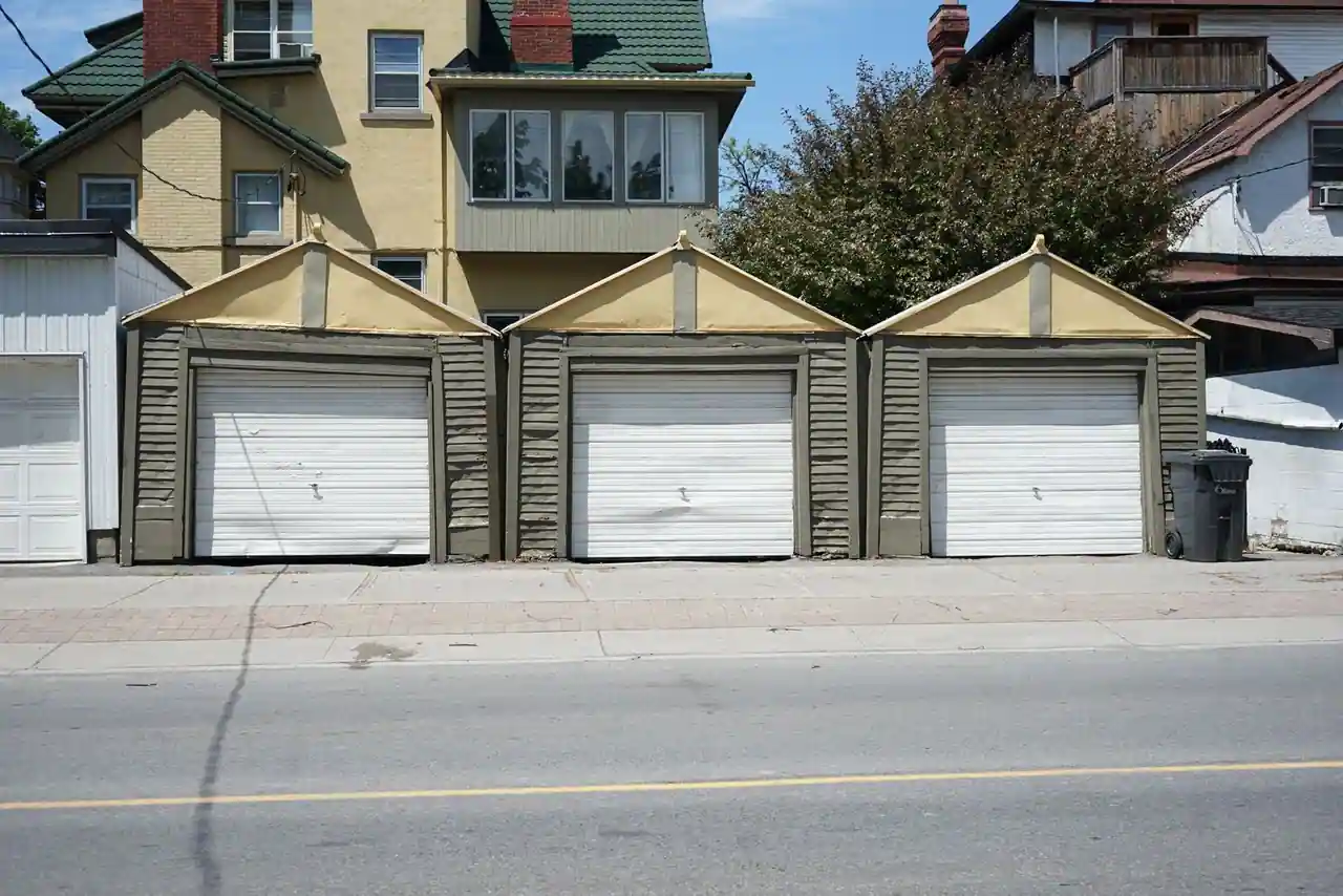 Rangée de garages individuels fermés le long d'une rue résidentielle