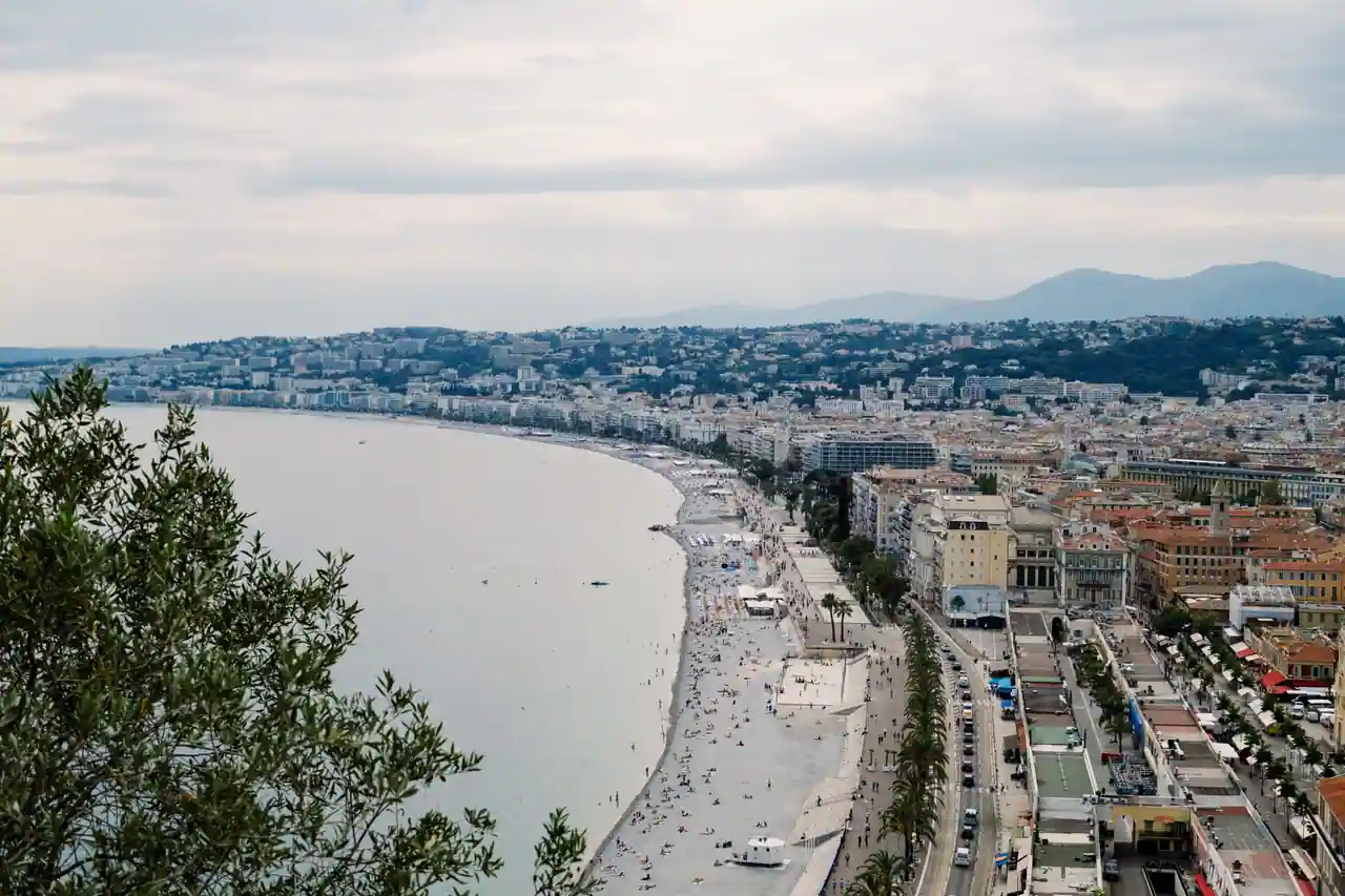 Vue panoramique de Nice et de la baie des Anges, la Promenade des Anglais longeant le littoral.