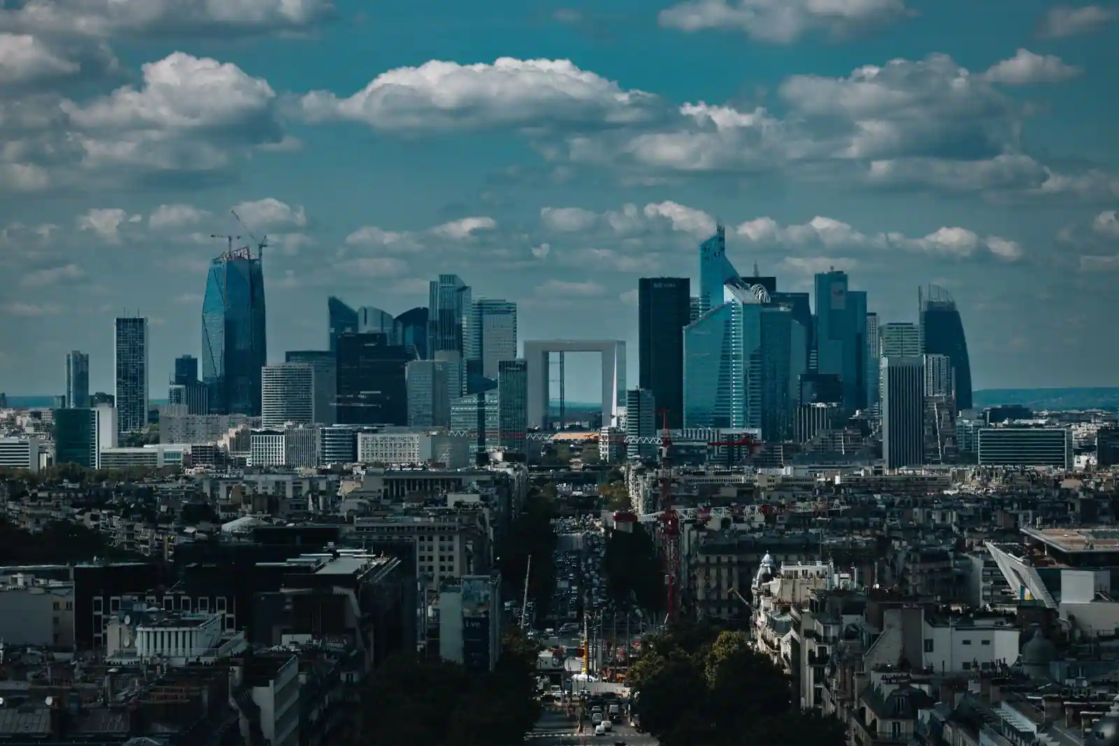 Les tours de La Défense dominant les immeubles résidentiels alentour, dans l'ouest parisien.