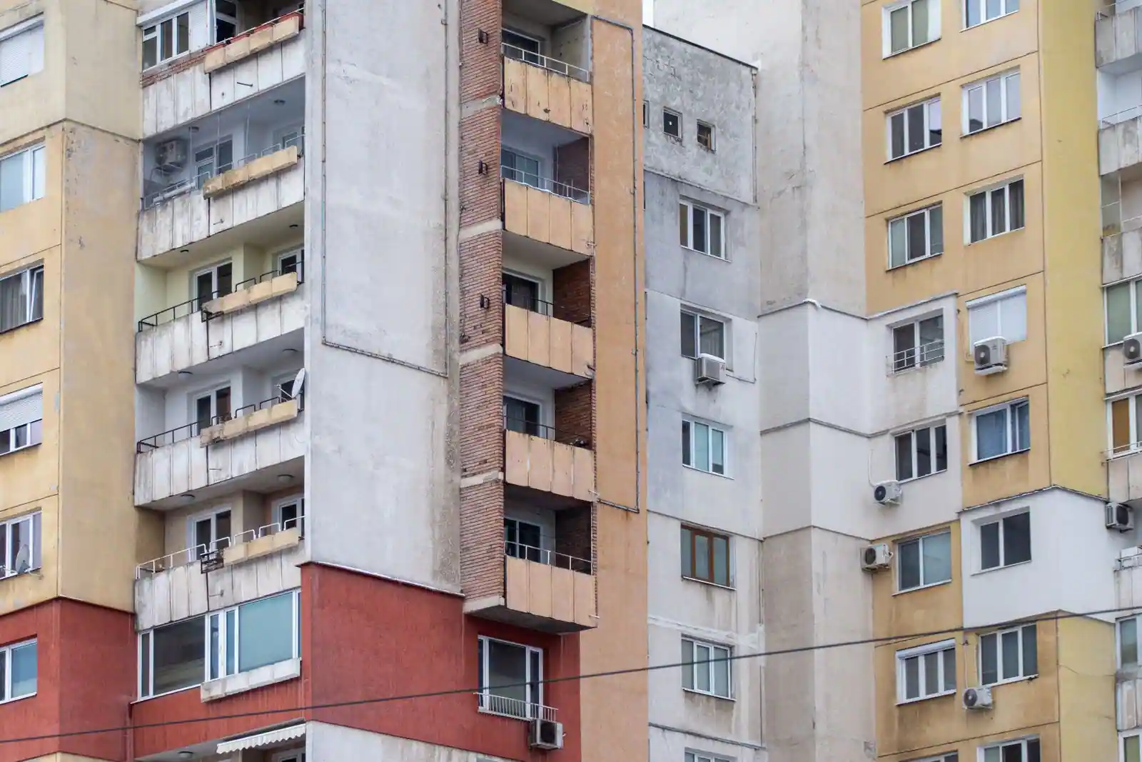Immeubles d'habitation en ville, marché locatif tendu où la demande de logements dépasse l'offre