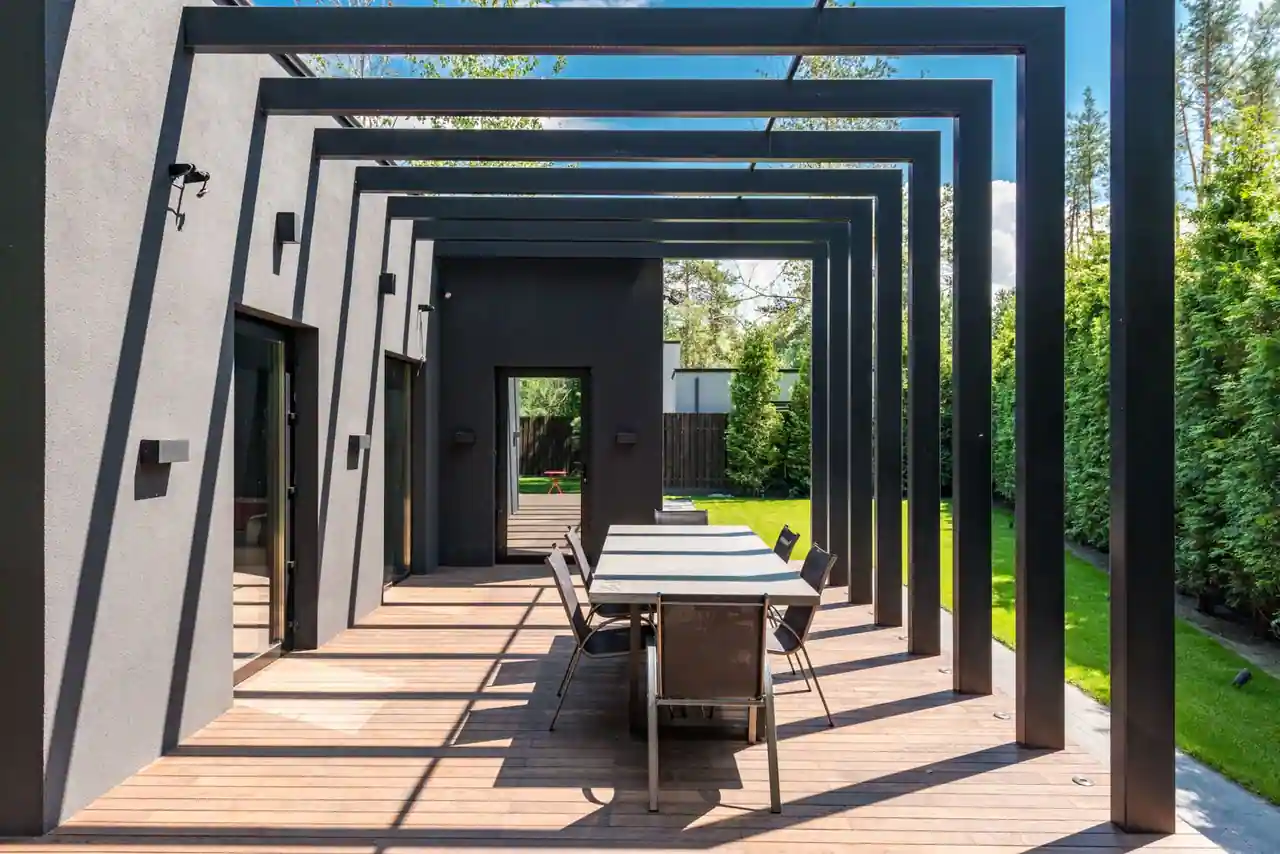 Pergola ouverte en aluminium installée au-dessus d'une terrasse de maison