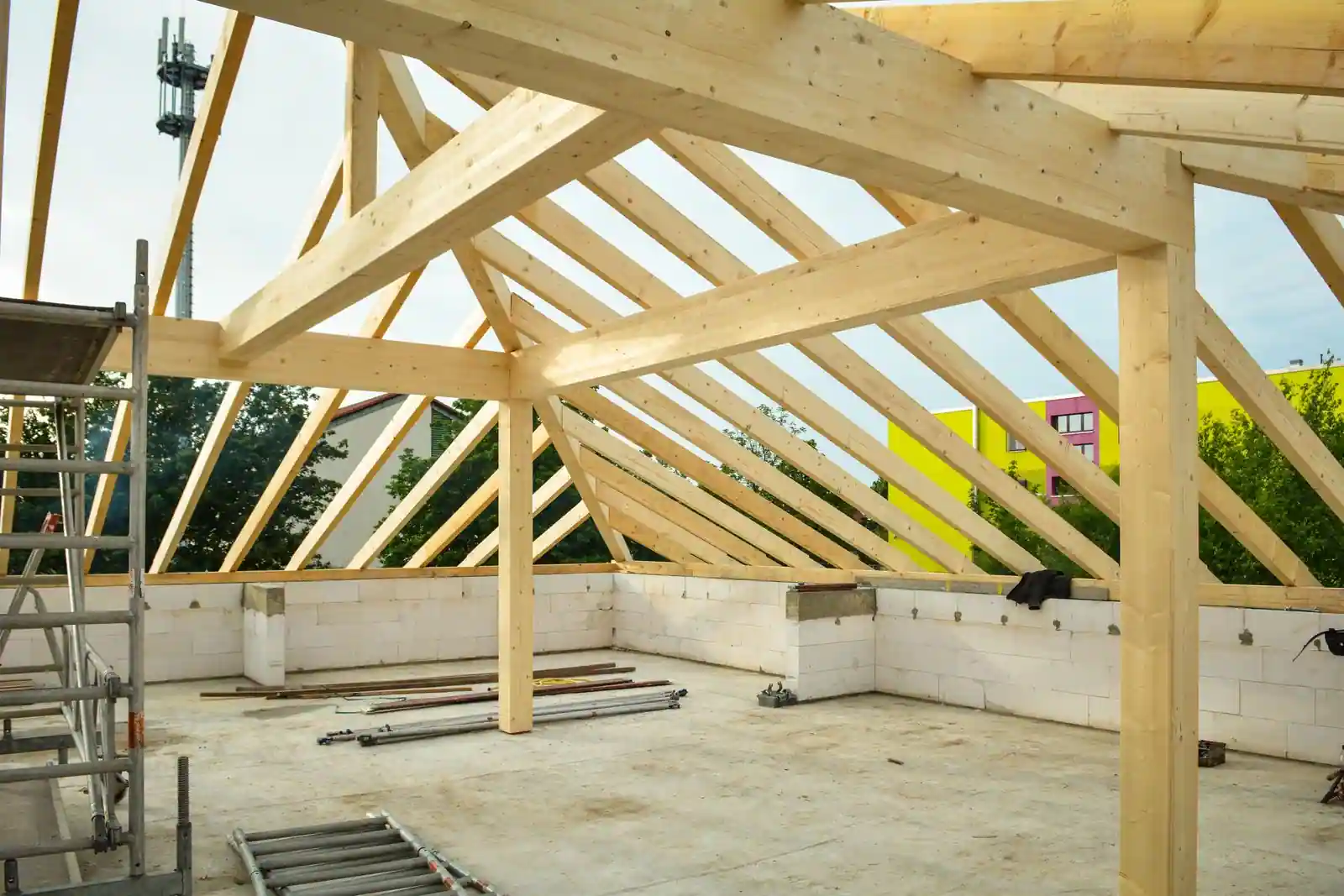 Maison individuelle neuve en construction, murs montés et toiture en cours