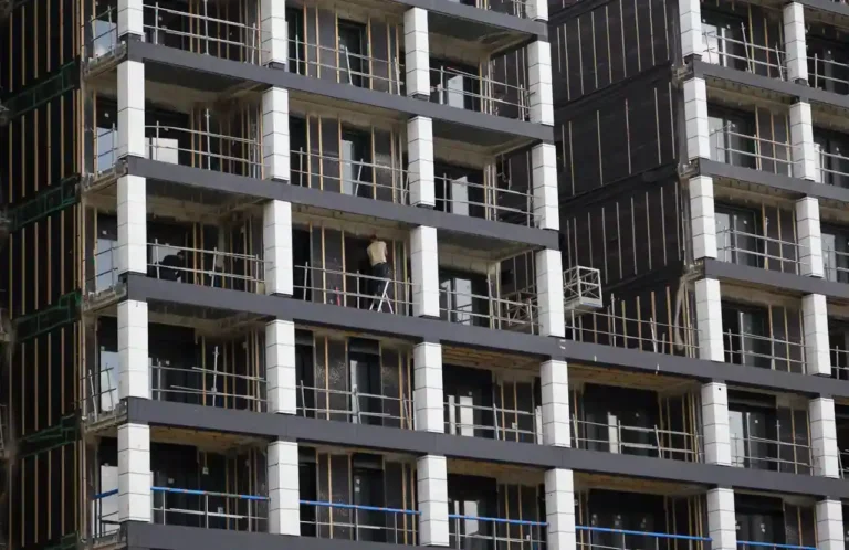 Construction d&rsquo;un logement social : qui décide, qui paie, qui bâtit