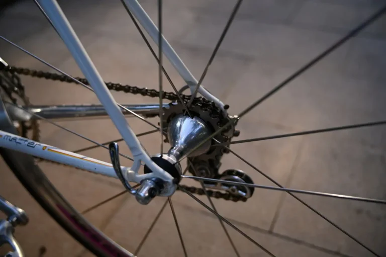 Roue arrière de vélo : changer la chambre à air soi-même