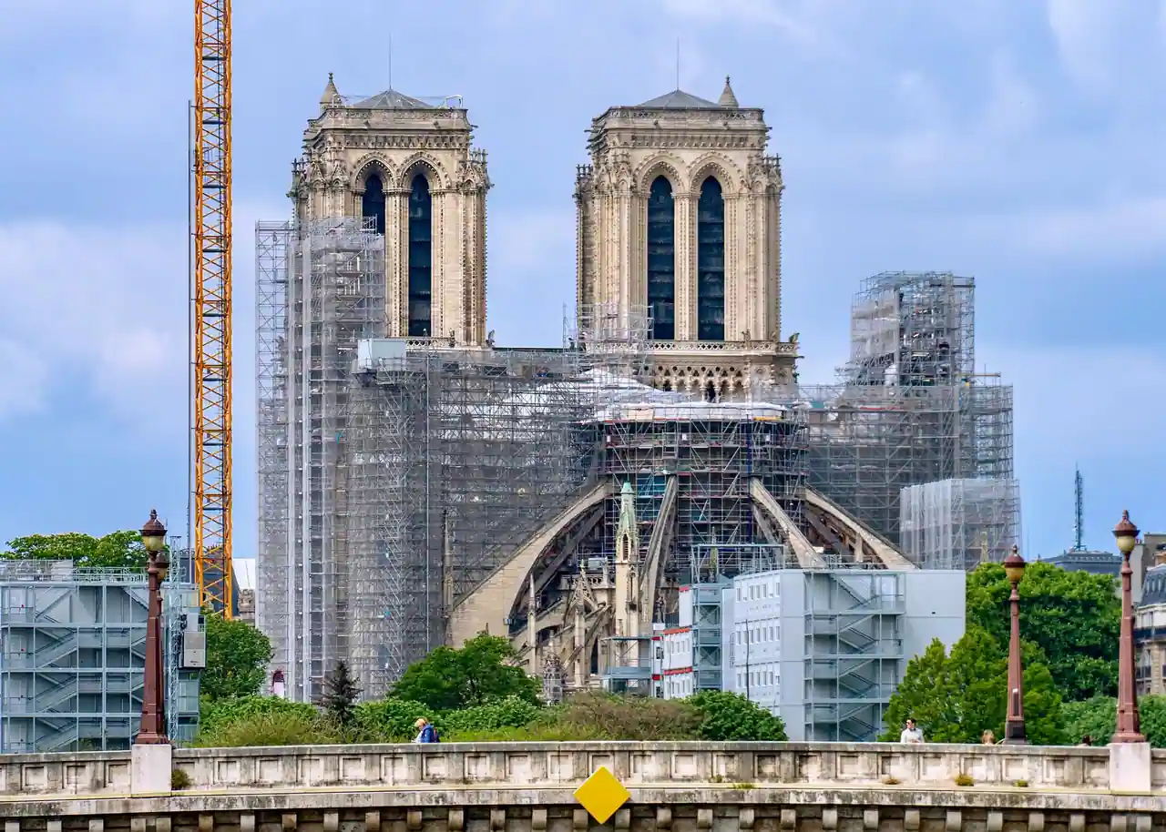 Notre-Dame de Paris entièrement échafaudée pendant le chantier, une grue dressée au-dessus du chevet